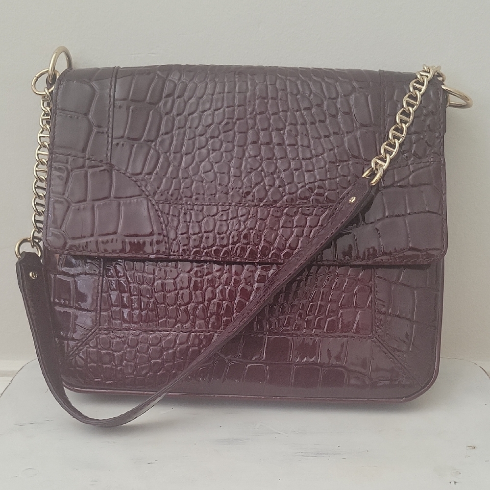 Elegant Crocodile-Embossed Burgundy Shoulder Bag